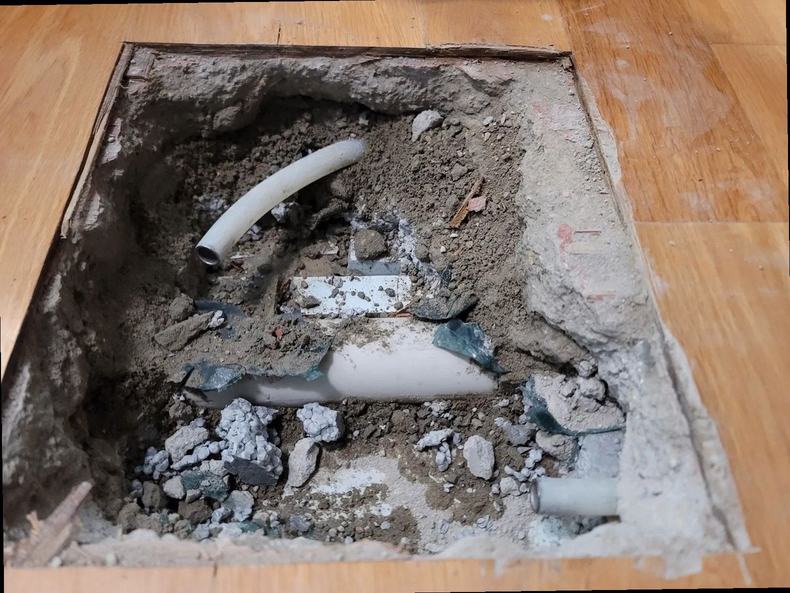 부산진구 누수탐지 천장에 번진 누수 흔적과 벽지 변색을 확인하는 모습