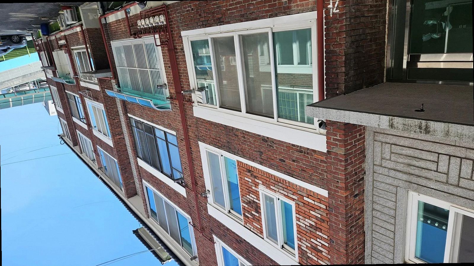 부산진구 누수탐지 비 온 뒤 천장에 번진 갈색 물자국과 창가 주변 점검 모습